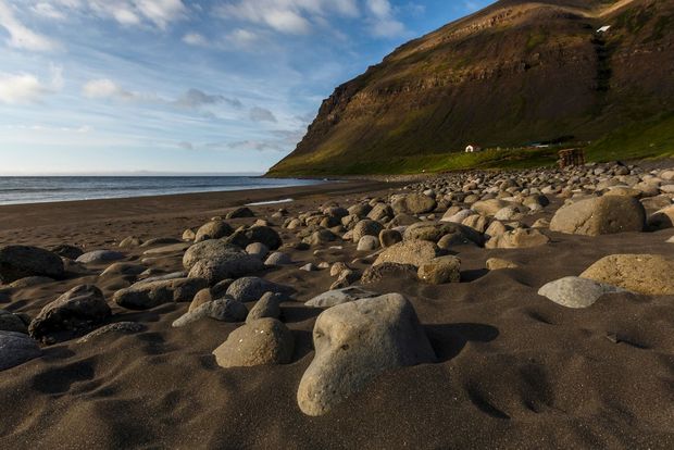 Het strand van Skalavik, Isafjordur., Clickalps SRLs